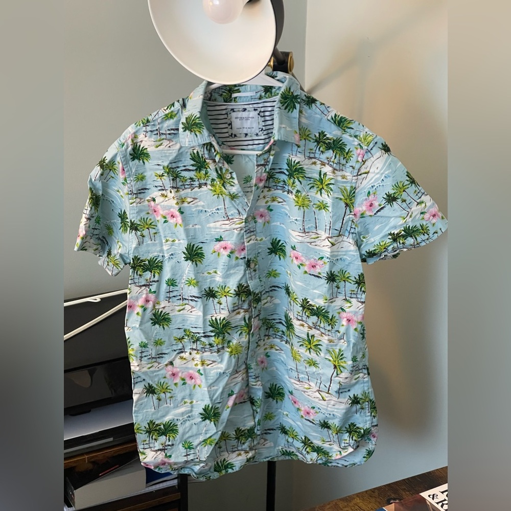 Denim and Flower Men’s Hawaiian Tropical Shirt. Mens Medium